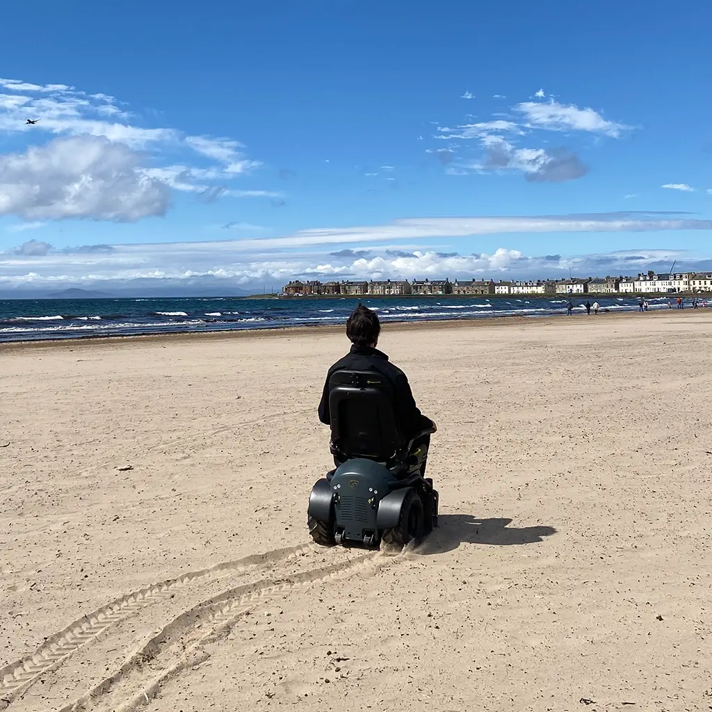 freedom-one-life-powerchair-terrains-dry-sand