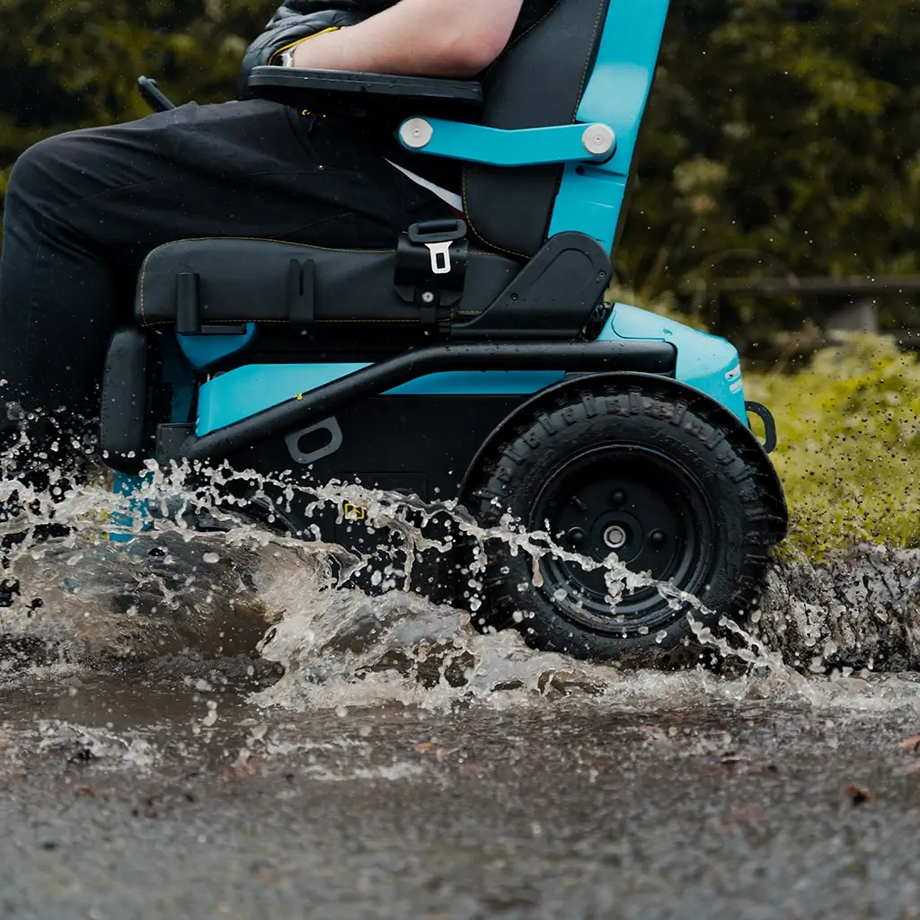 freedom-one-life-powerchair-terrains-mud